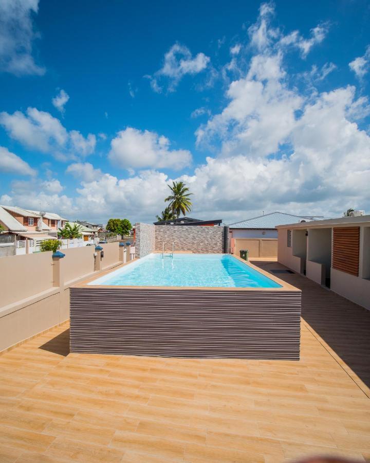 Evasion En Plein Coeur De La Ville Studio Jacuzzis Sauna Et Piscine Au Centre De Grand Anse Ngoại thất bức ảnh